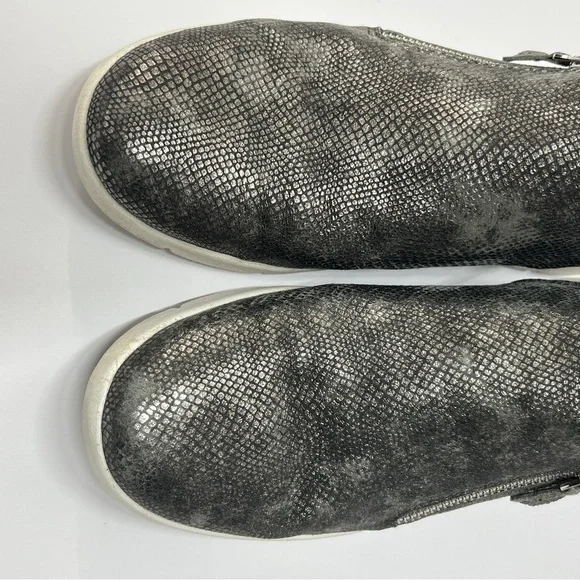 JOHNSTON & MURPHY Women’s Size 7 1/2 Silver Metallic Ankle Bootie - Picture 4 of 9